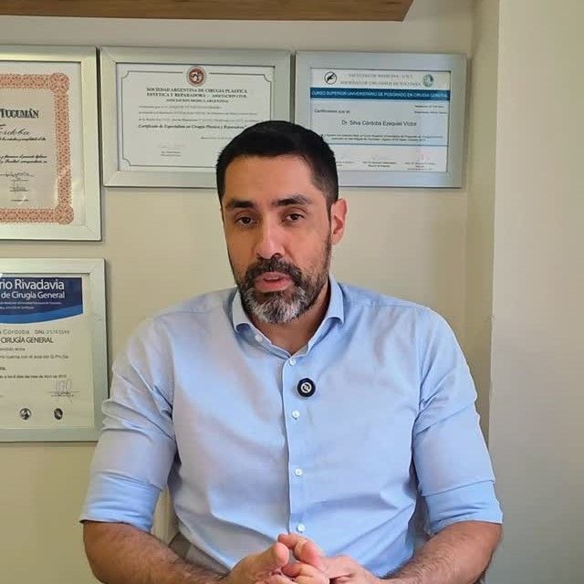 El doctor en su consultorio, en un video informativo sobre la piel después de bajar de peso