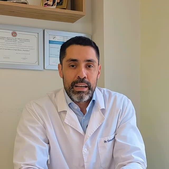 El doctor en su consultorio, en un video informativo sobre gigantomastia